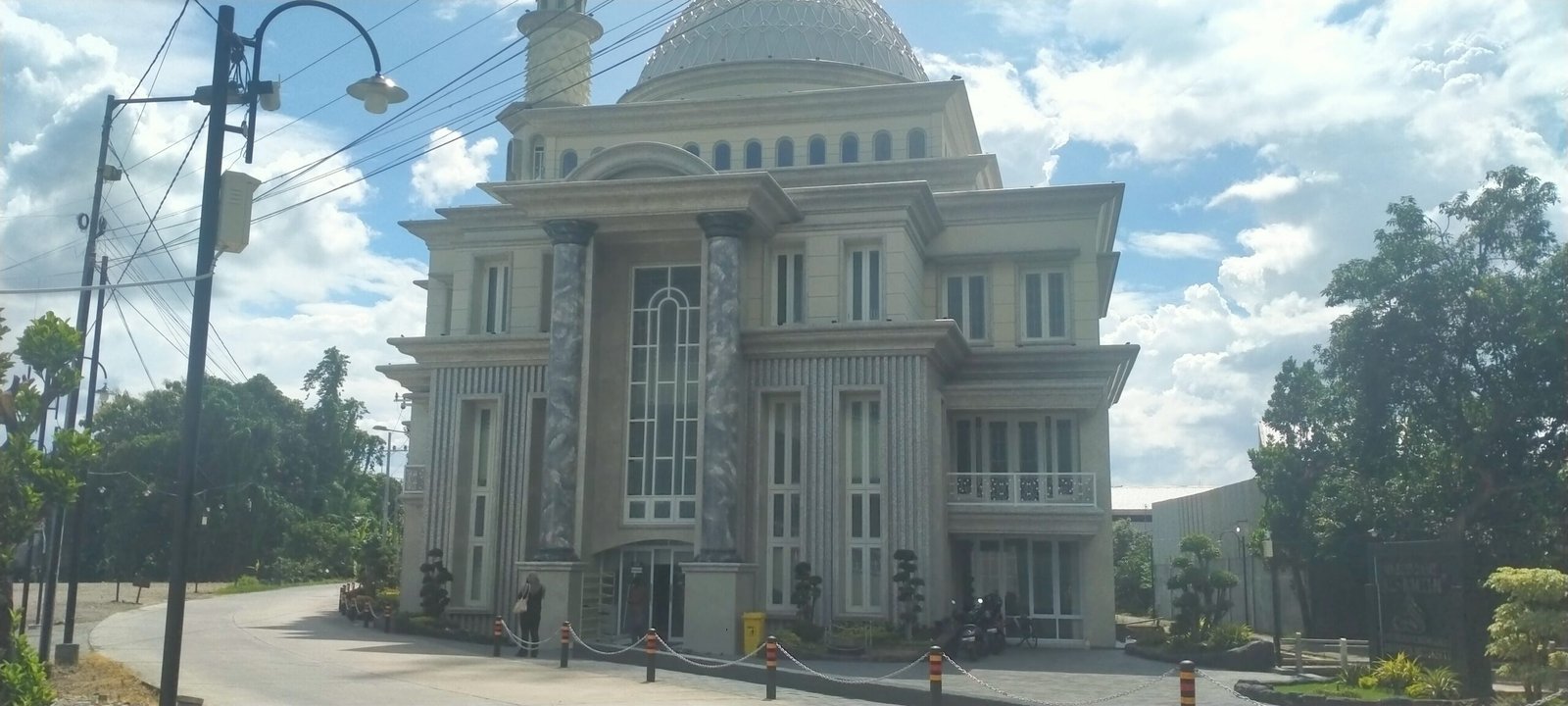 Masjid Al Amin: Tempat Ibadah yang Menyatu dengan Jiwa Cilacap